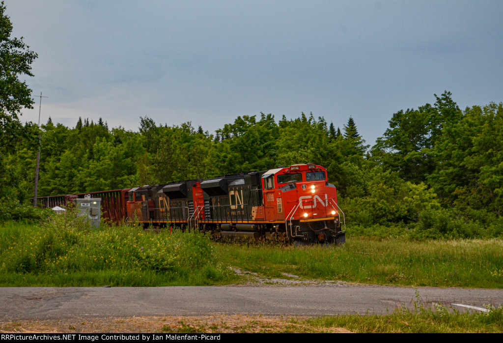 8898 leads CN 562 at Petit Metis